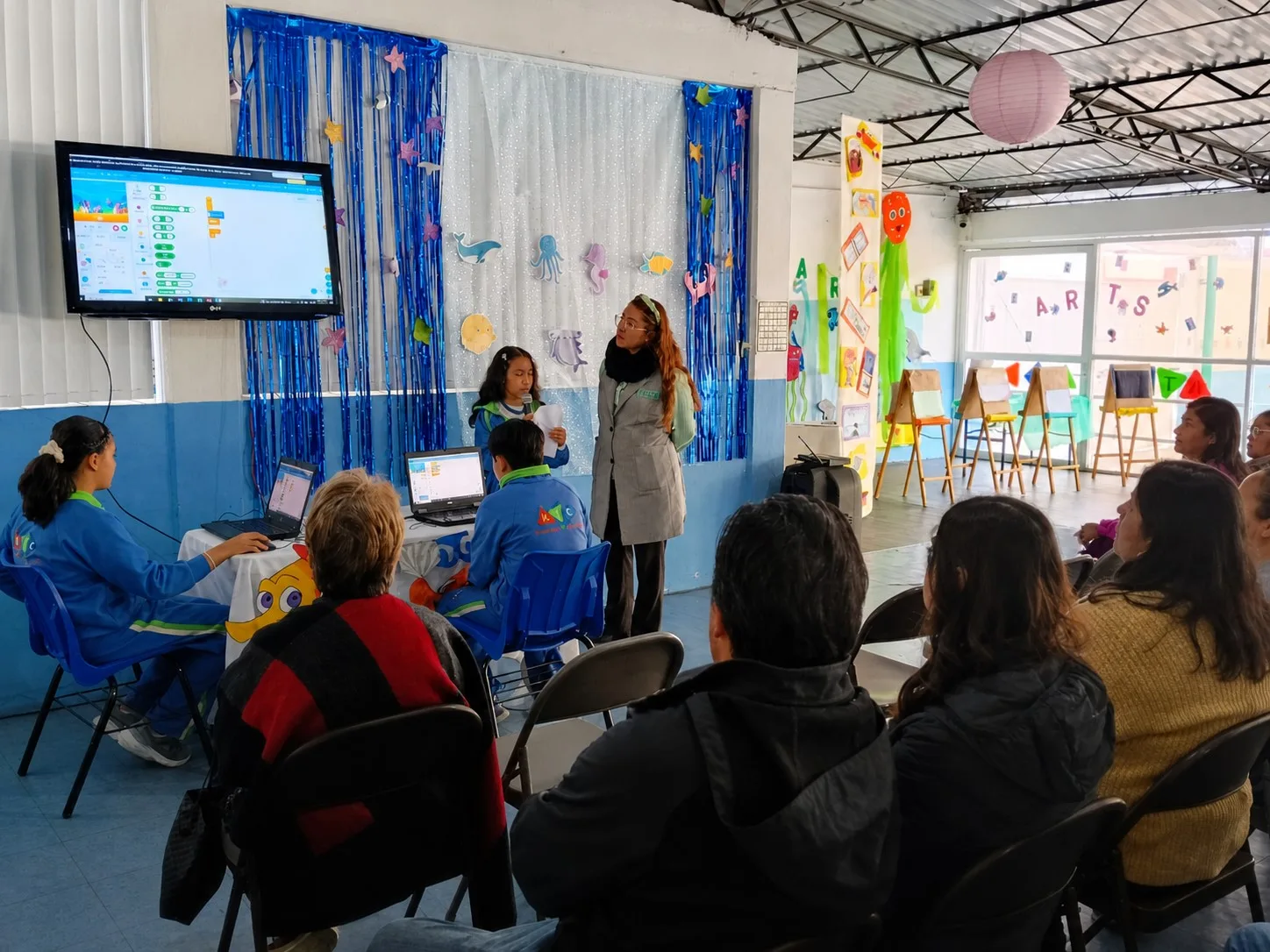Alumnos participando en una clase abierta de tecnología educativa SEC